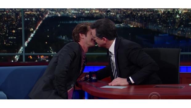 Tras besar a Ryan Reynolds, Andrew Garfield besa a otro hombre