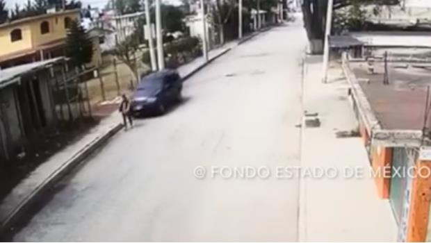Captan momento en que atropellan a mujer y se dan a la fuga (VIDEO)