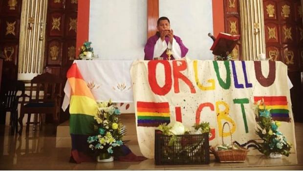 Con pancartas en altar, celebran misa en apoyo a comunidad LGBTI