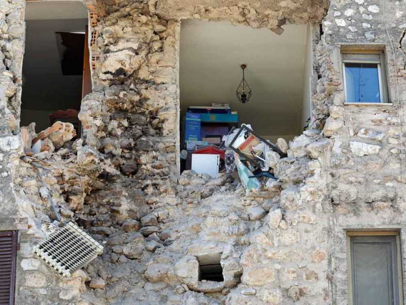 Sacude a Italia peor sismo en 35 años