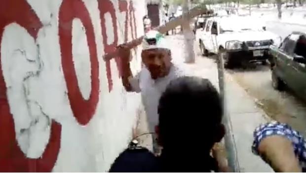 Agreden a garrotazos a agente de tránsito en Tuxtla Gutiérrez (VIDEO)