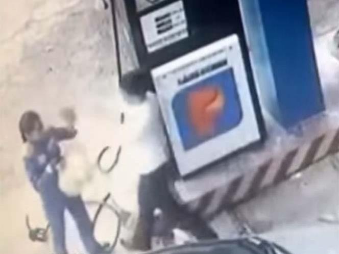Video: Hombre golpea a empleada en gasolinera; creía que lo engañaba
