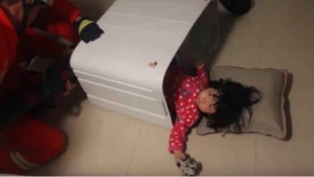 Rescatan a niña atrapada en lavadora (VIDEO)