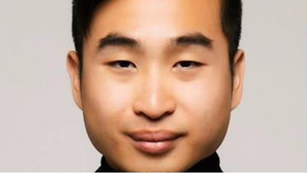 Software de reconocimiento facial le pide abrir los ojos a un asiático