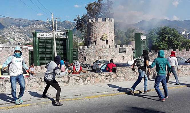Normalistas atacan cuartel militar con piedras y bombas molotov
