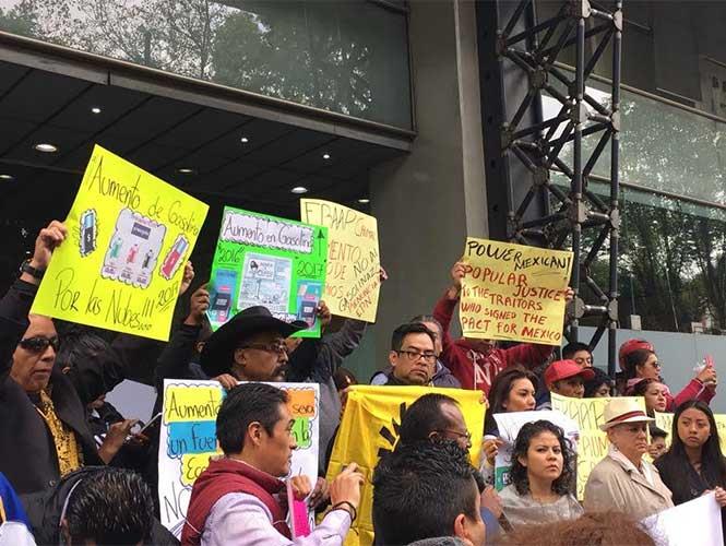Protesta el PRD contra gasolinazo; toma instalaciones de la Sener