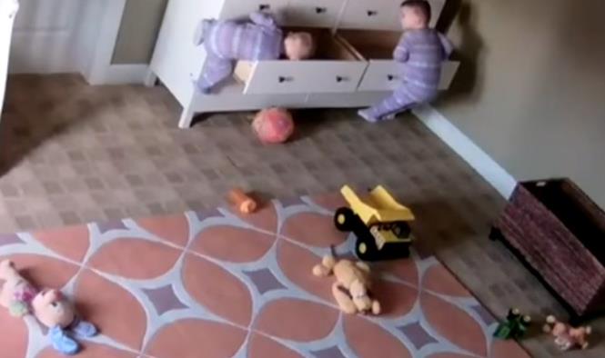 Niño de dos años salva a su hermano tras caerle mueble encima