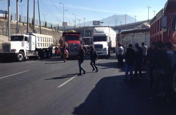 Bloqueos  Bloqueos por gasolinazo afectan carreteras a Pachuca y Querétaro