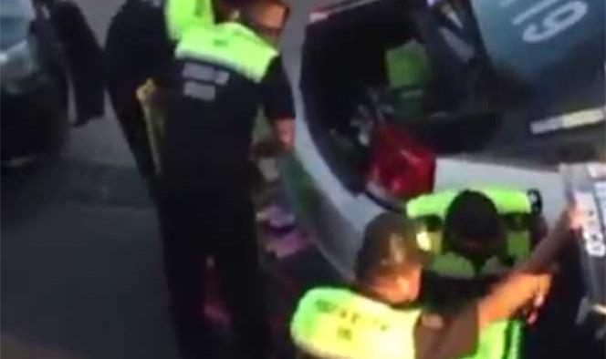 Video: Policías aprovechan saqueos y se unen a la rapiña