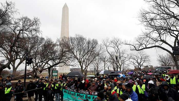 Miles marchan contra Trump en Washington, en inicio de ola de protestas