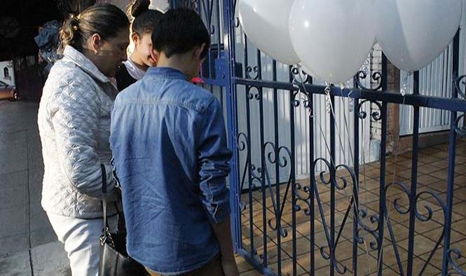 Llevan globos blancos y veladoras a colegio donde se registró tiroteo