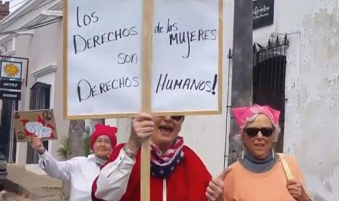 Estadunidenses se manifiestan contra Trump en Álamos, Sonora