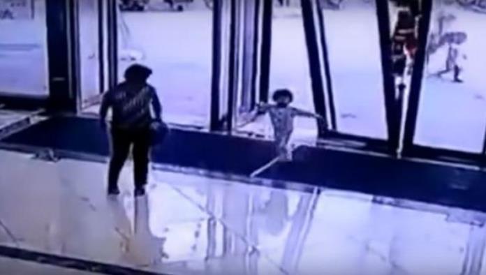Pesada puerta de cristal aplasta a una niña de 3 años