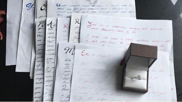 Le propone matrimonio a lo largo de 14 cartas y 3 años