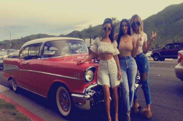 Las hermanas Kardashian toman el auto clásico y salen a carretera