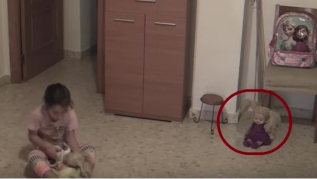 Muñeca poseída horroriza a una niña (VIDEO)