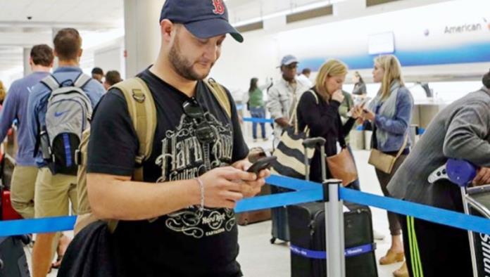 Agentes fronterizos revisan redes sociales de viajeros