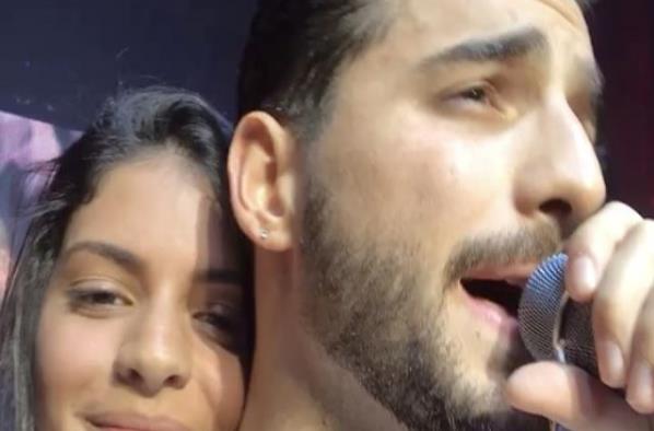 Maluma besa en la boca a una fan en show de Miami