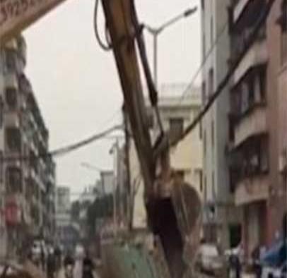 VÍDEO: Motociclista pasa por obra de demolición y... ¡auch!