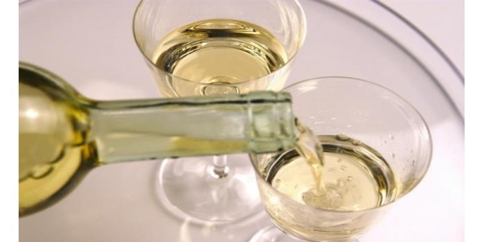 Vino blanco podría estar relacionado con melanoma: Estudio