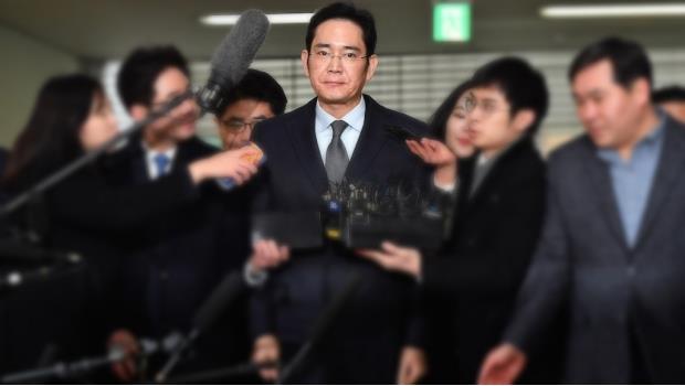 Arrestan a vicepresidente de Samsung por sobornos