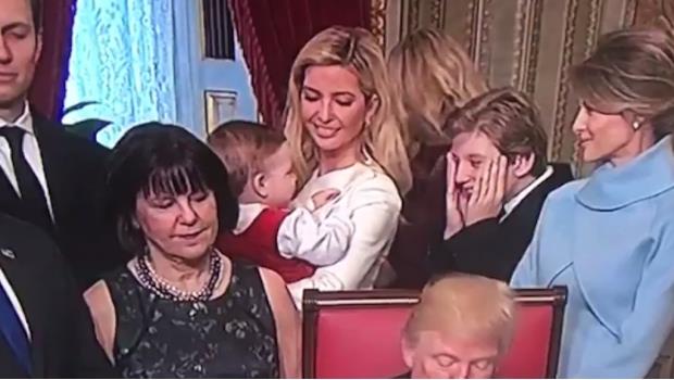 Captan tierno momento entre hijo y nieto de Donald Trump (VIDEO)