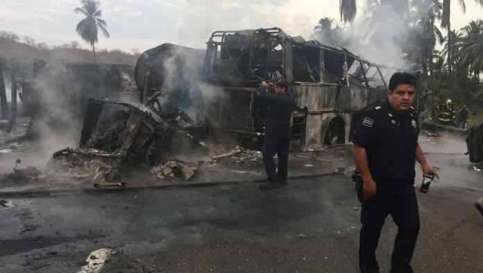Suman 28 muertos por accidente en la Autopista Siglo XXI