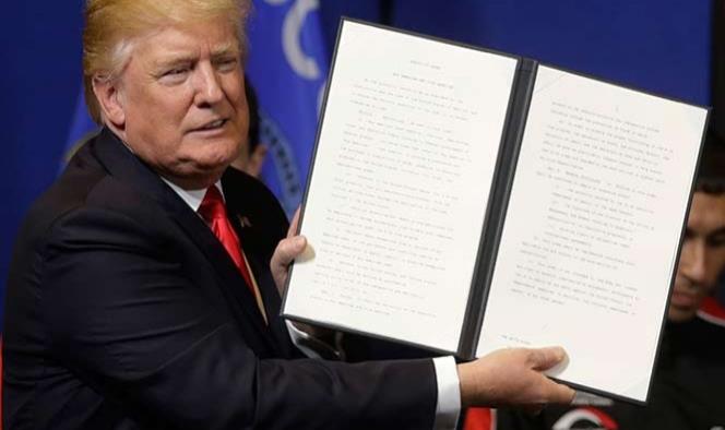Trump firma orden para frenar visas laborales de extranjeros