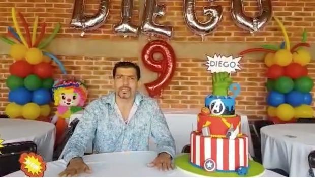 VIDEO: Celebra cumpleaños de su hijo desaparecido