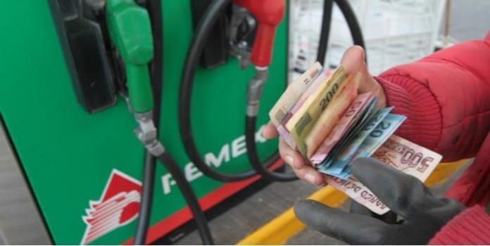 Presume Gobierno precio de gasolina en redes; les llueven críticas