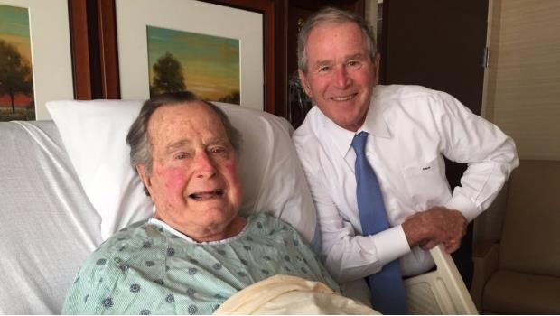 Bush comparte fotografía con su hijo desde el hospital
