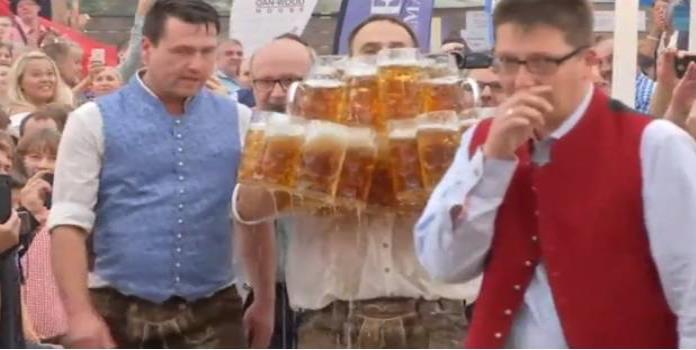 ¡Aleluya!: Rompe récord mundial de repartir cerveza (VIDEO)