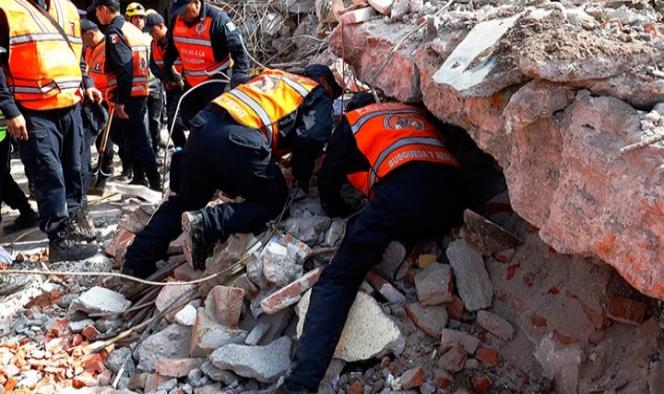 Buscan a policía entre escombros del Palacio Municipal de Juchitán
