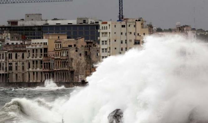 Esperan olas de 9 metros en La Habana por Irma