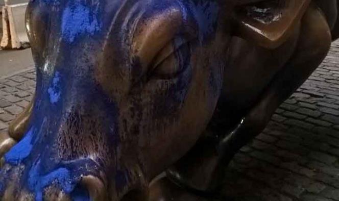Arrojan pintura azul sobre toro de Wall Street
