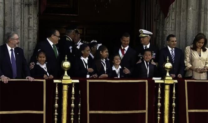 Peña Nieto observa Desfile Militar acompañado por niños