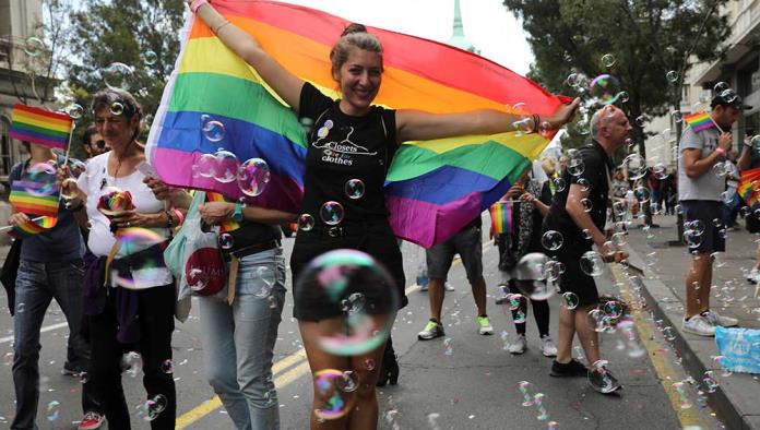 Primera ministra encabeza marcha del orgullo gay en Serbia