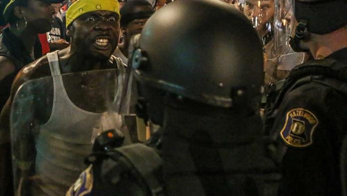 Arrestan 10 en segunda noche de protestas raciales en EU