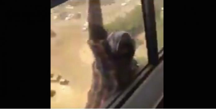 Cae desde un piso 7 mientras su jefa filma sin ayudar (VIDEO)