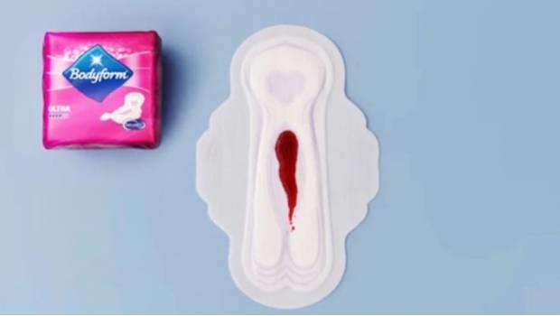 Lanzan el primer comercial en la historia que usa líquido rojo para hablar de menstruación