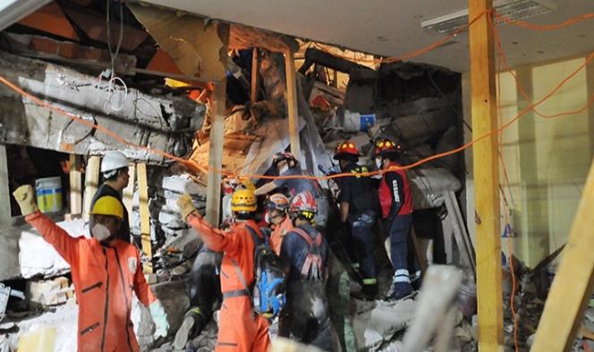 Nuño confirma cuatro personas con vida entre escombros de Rébsamen