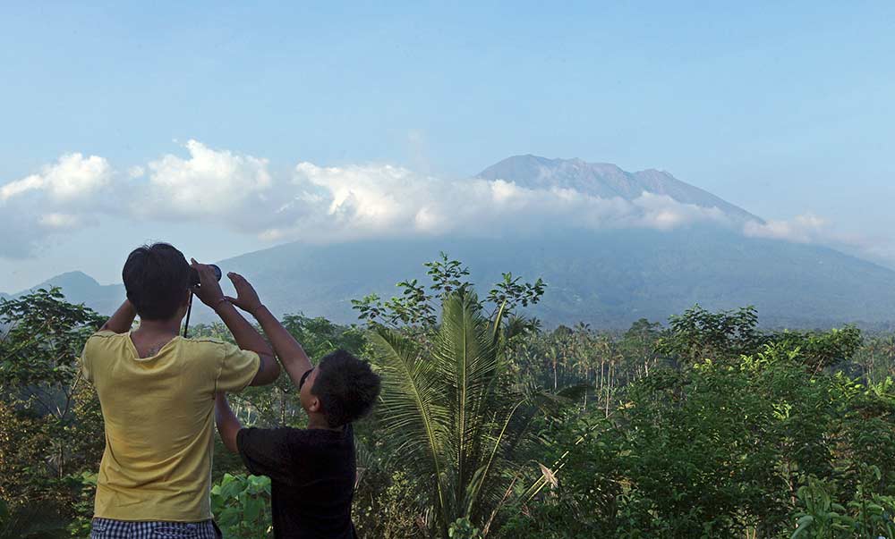 Más de 35 mil personas huyen por riesgo de erupción en Indonesia