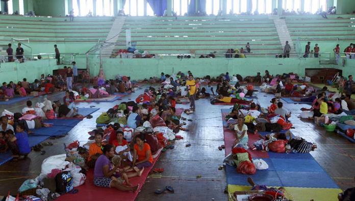 Más de 35 mil personas huyen por riesgo de erupción en Indonesia