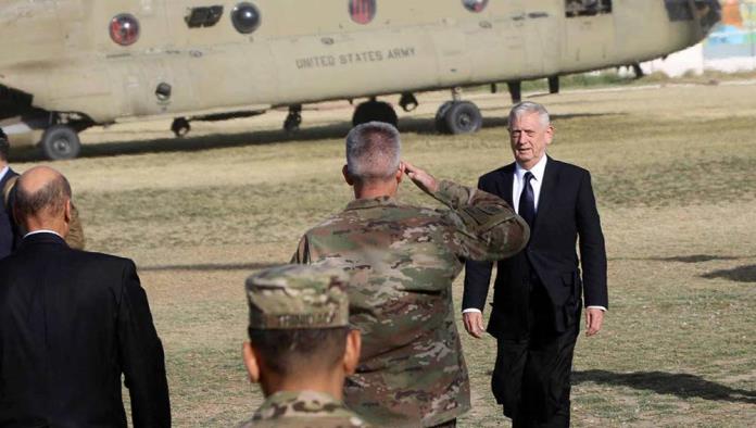 Secretario de Defensa de EU visita Afganistán; lanzan lluvia de cohetes