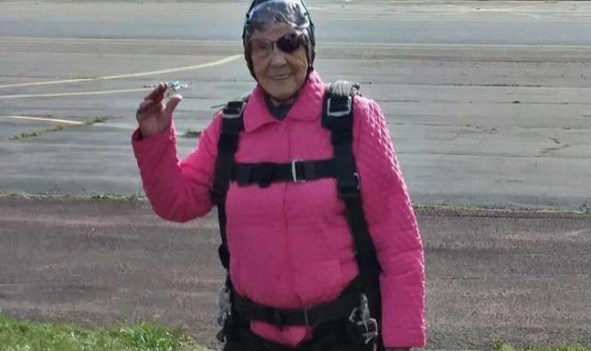 Anciana celebra sus 94 años... ¡aventándose de un paracaídas!