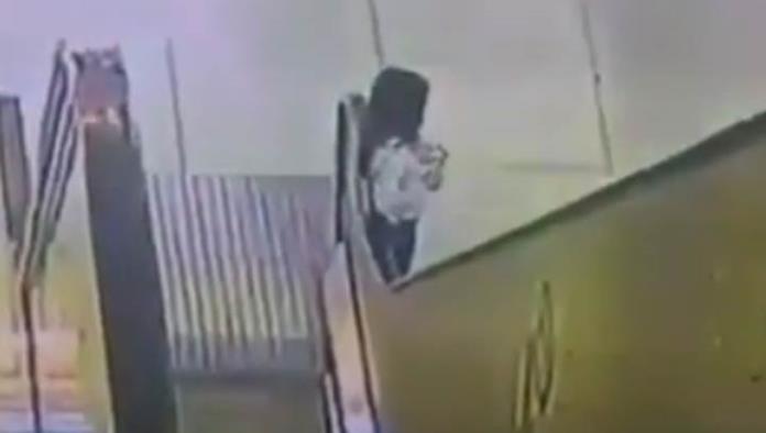 Video: Héroes rescatan a niña arrastrada por escalera eléctrica