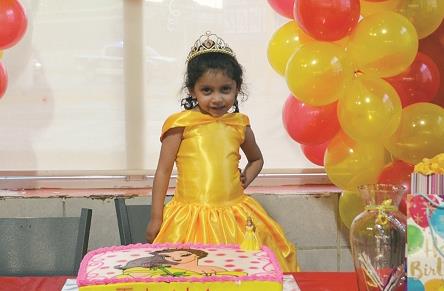 Dulce Ivette festeja su cumple como princesa