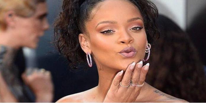 Rihanna entra en moto a la semana de la moda