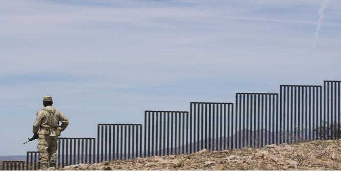 Demócratas castigarán a empresas que participen en construcción de muro fronterizo