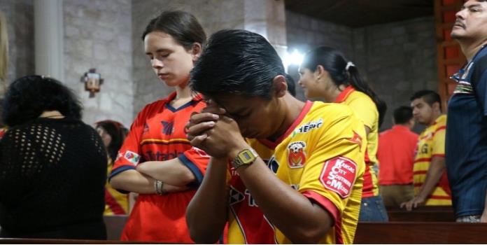 VIDEO: Aficionados de Morelia rezan por salvación del equipo